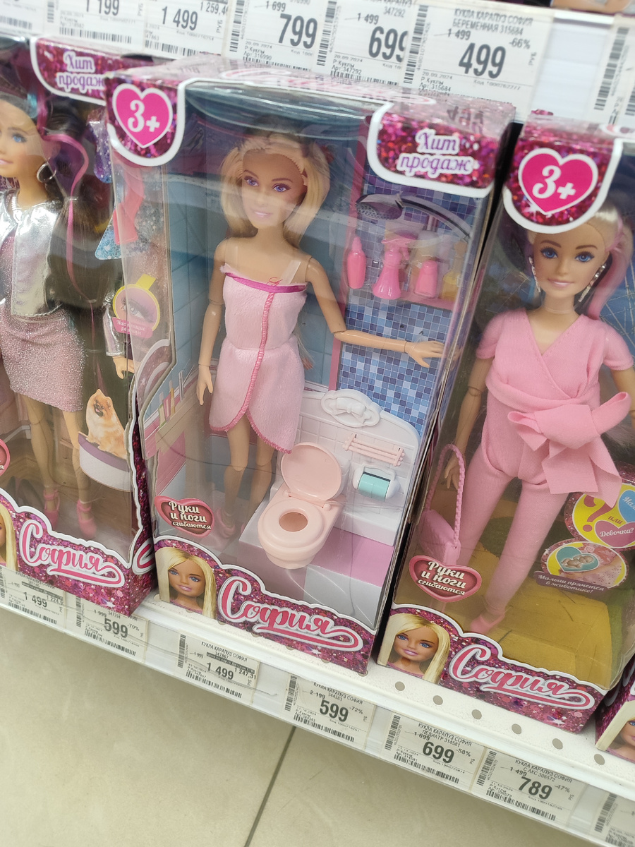 Зимние и праздничные куклы в магазине "Детский мир" (ТЦ "Шкиперский Молл). Фото автора.