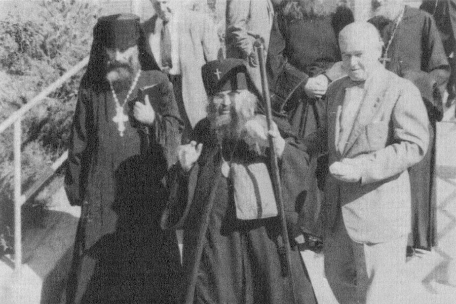 С архимандритом Николаем (Пекаторосом) у Иоанно-Предтеченского собора в Вашингтоне. Основатель прихода — архиепископ Иоанн, 1958 г. 