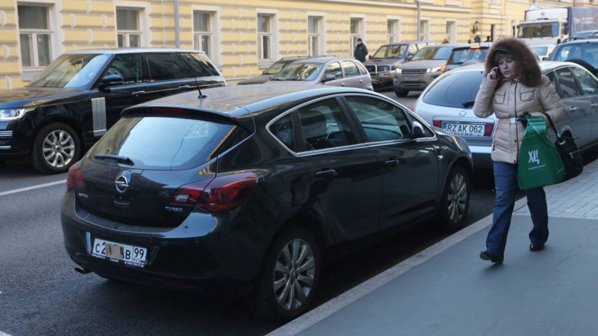    Зачастую автовладельцы скрывают номера обычными картонками, чтобы не платить за парковку / Фото: Елена Никитченко / ТАСС