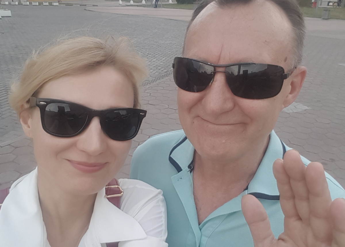 Папа с доцей гуляют в черных очках по Москве. Фото из архива автора 2019 год