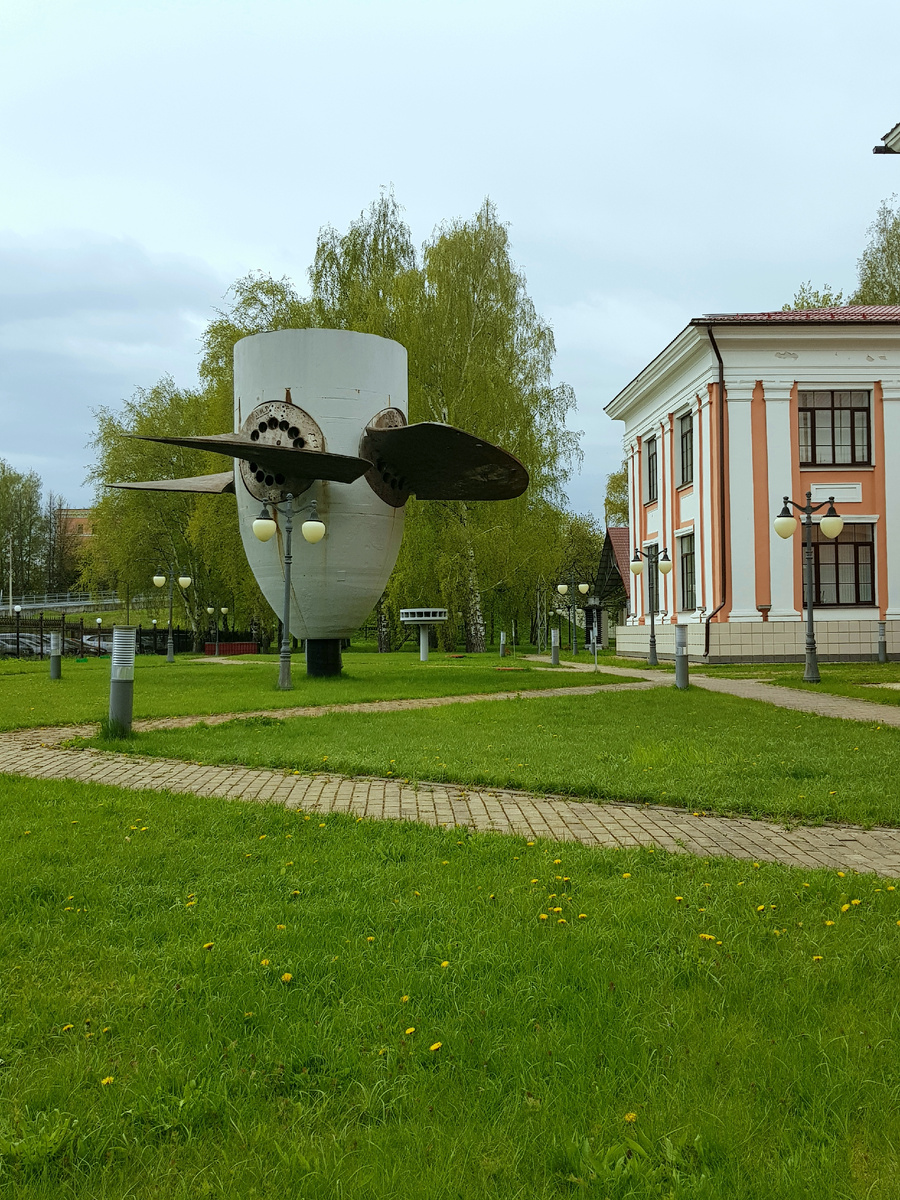 Пропеллер - наш главный ориентир. Музей расположен в здании управления Угличской ГЭС.