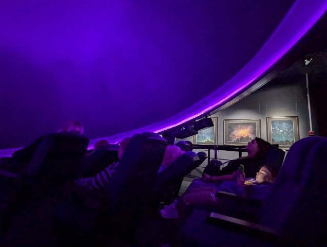 Внутри планетария