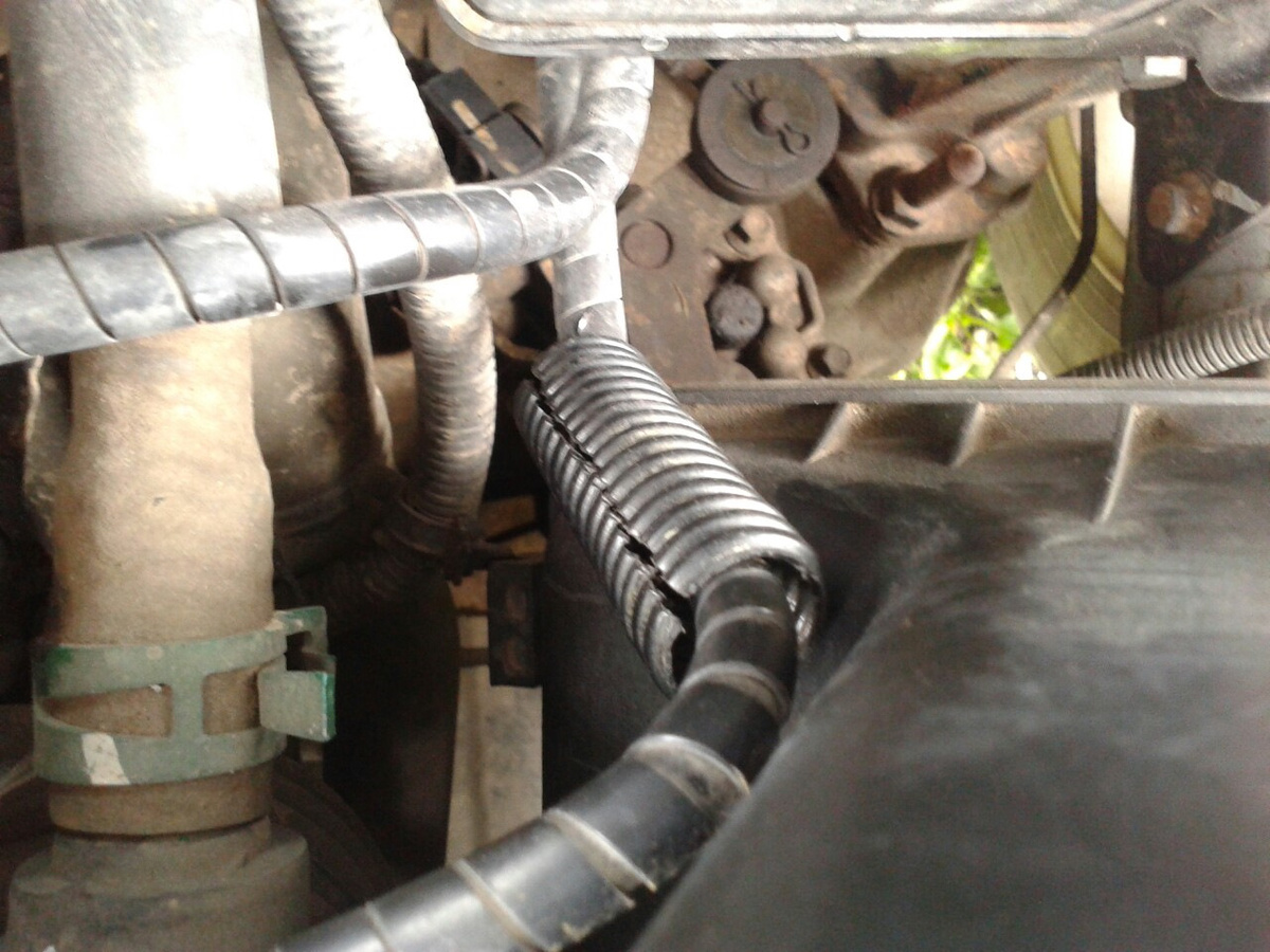 Корпус воздушного фильтра со стороны двигателя