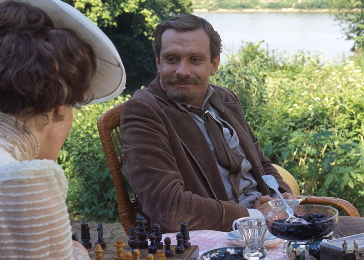 Кадр из кинофильма "Неоконченная пьеса для механического пианино", 1976 г., режиссер Никита Михалков, сценаристы Александр Адабашьян, Никита Михалков, композитор Эдуард Артемьев (скриншот)