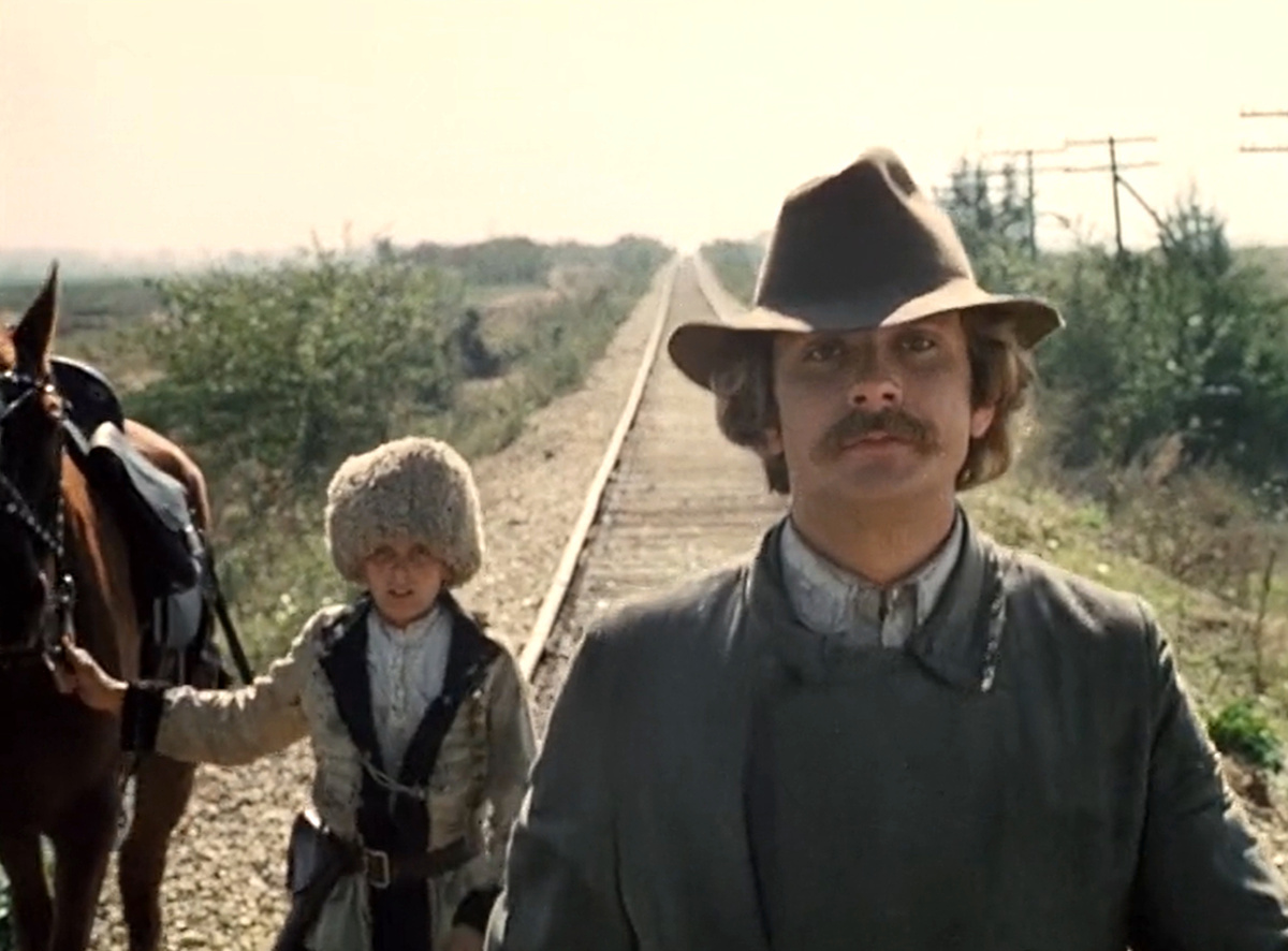 Кадр из кинофильма "Свой среди чужих, чужой среди своих", 1974 г., режиссер Никита Михалков, сценаристы Эдуард Володарский, Никита Михалков, композитор Эдуард Артемьев (скриншот)