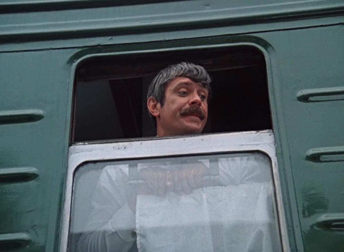 Кадр из кинофильма "Вокзал для двоих", 1982 г., режиссер Эльдар Рязанов, сценаристы Эмиль Брагинский, Эльдар Рязанов, композитор Андрей Петров (скриншот)
