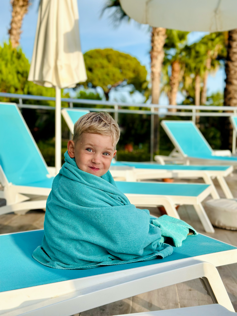 Тимохе были очень интересны детские дискотеки, понравился детский бассейн и горки. А вот в детский клуб мы не ходили, потому что все развлекухи были в его дневной сон.