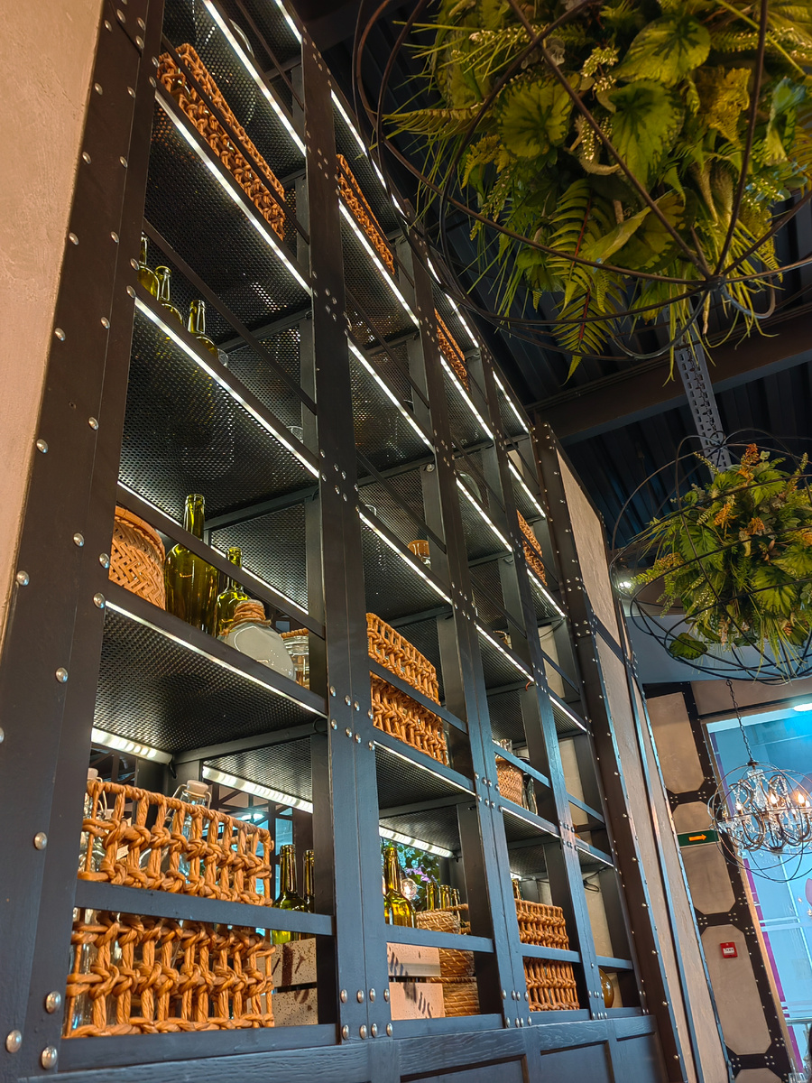 Часть интерьера городского ресторана