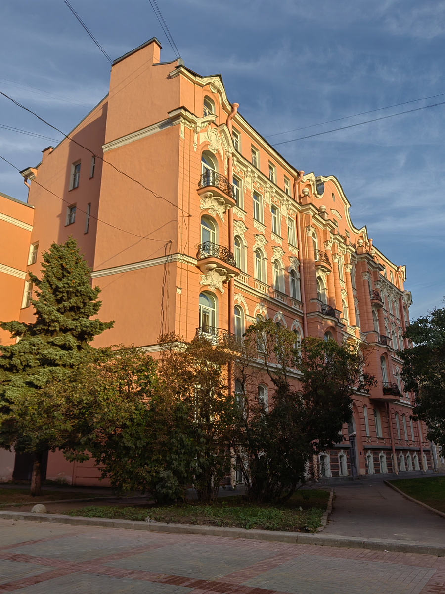 В Петербург приезжают около 10 млн туристов ежегодно на 5,6 млн жителей (В Москве 24 млн туристов на 13,1 млн населения). Приблизительно одинаковая туристическая нагрузка относительно количества населения. Данные за 2023 год