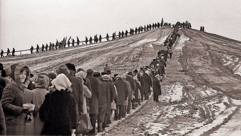 Засыпка кургана в 1967 году 