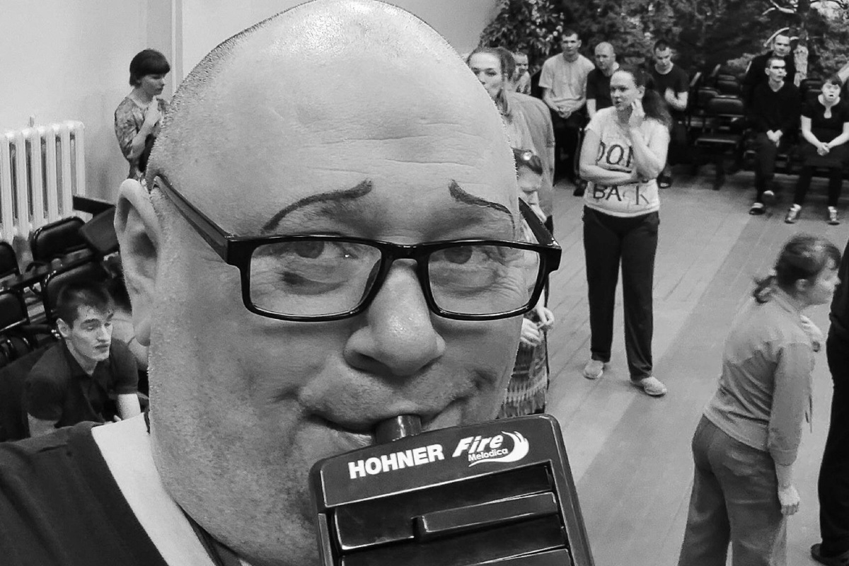     Скоропостижно скончался в 45 лет создавший проект «Поющие клоуны» композитор Илья Артемьев-Сысоев