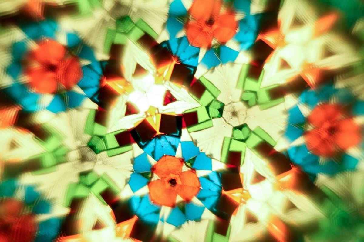 Узор в окуляре калейдоскопа. 