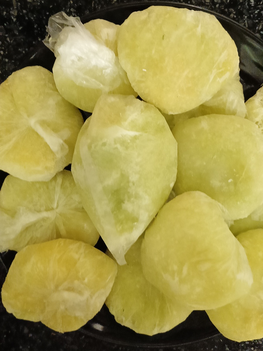 Натираю на мелкой тёрке кабачки,и по 100 гр. укладываю в пакеты и замораживаю. Очень удобно.