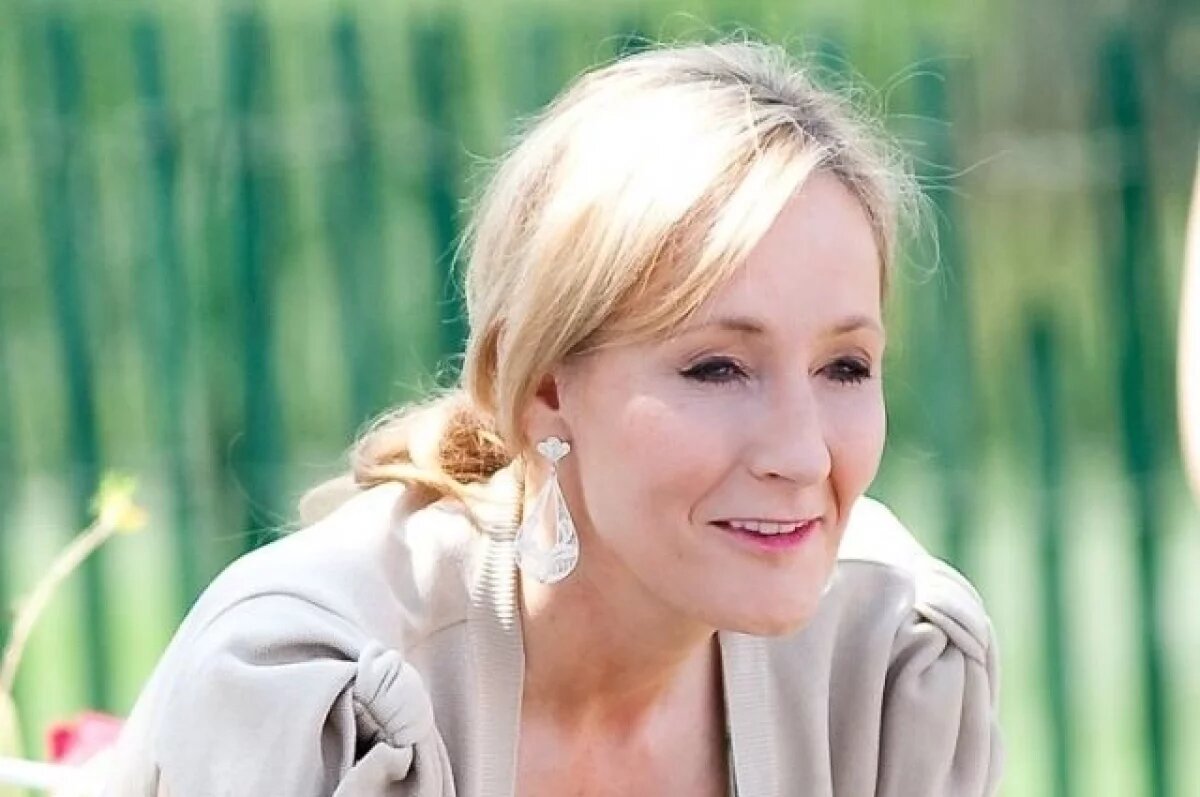    Британская писательница Роулинг дважды отказывалась от пэрского титула