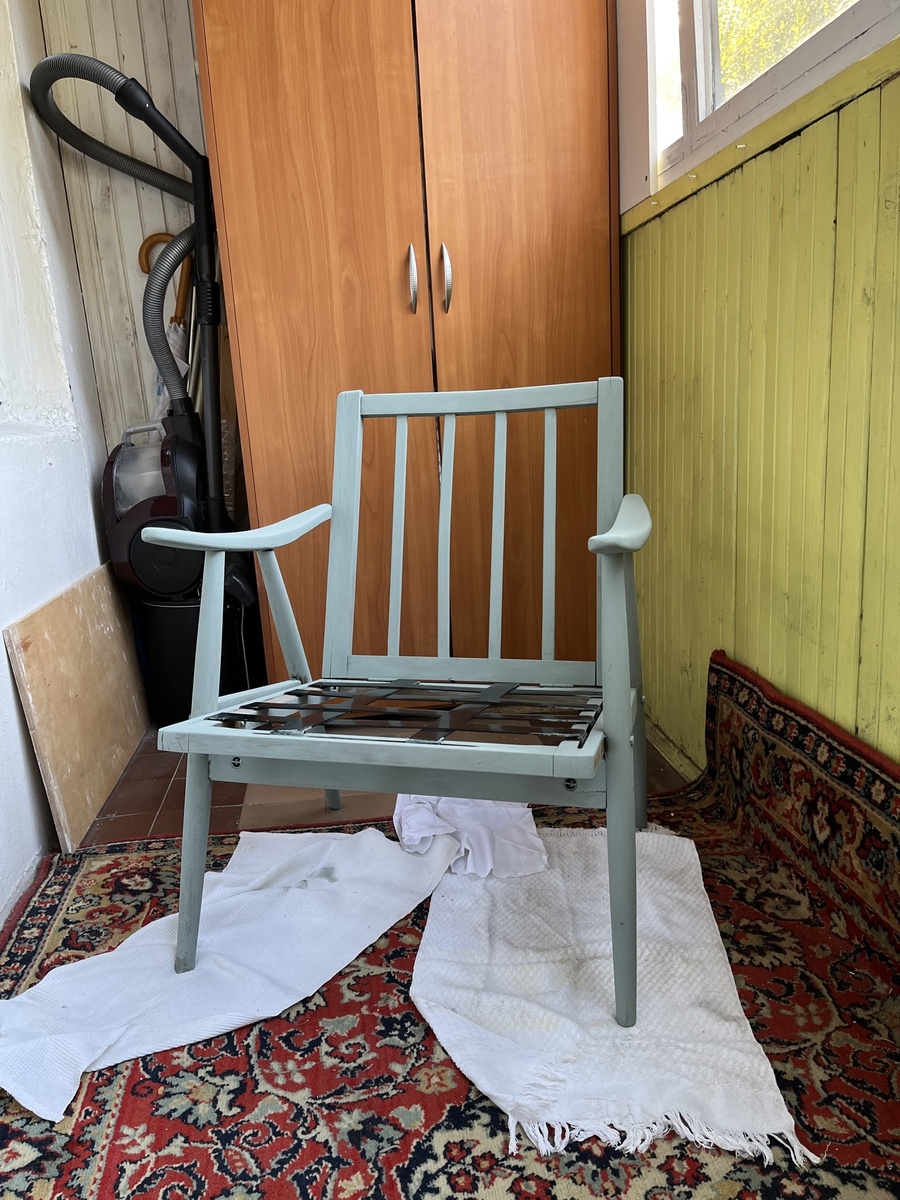 Этот насыщенный  цвет придал креслу свежий и стильный вид, одновременно сохранив его винтажное очарование.