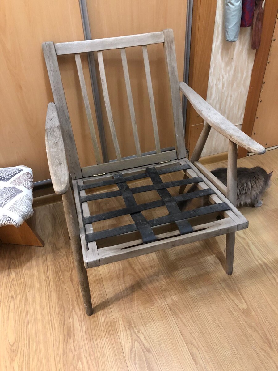 Вот так выглядело кресло, когда мама его только принесла  домой.