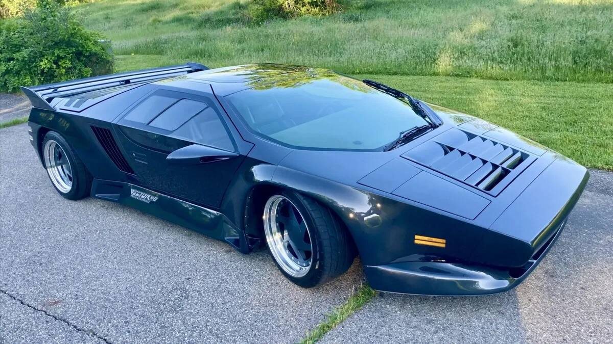 В США за 450 тысяч долларов продают суперкар Vector W8Это самый первый экземпляр модели (из всего 17) с номером шасси 001. Он принадлежал члену королевской семьи Саудовской Аравии и демонстрировался на Нью-Йоркском автосалоне 1990 года.Vector W8 оснащали V-образной надувной восьмёркой объёмом шесть литров. Номинальная отдача составляла 625 л.с. и 880 Нм, но по некоторым данным, увеличивая давление наддува, мощность мотора можно было повысить практически вдвое — до 1200 л.с. Паспортное время ускорения до 60 миль в час (96 км/ч) составляло 3,9 секунды при максимальной скорости 390 км/ч.