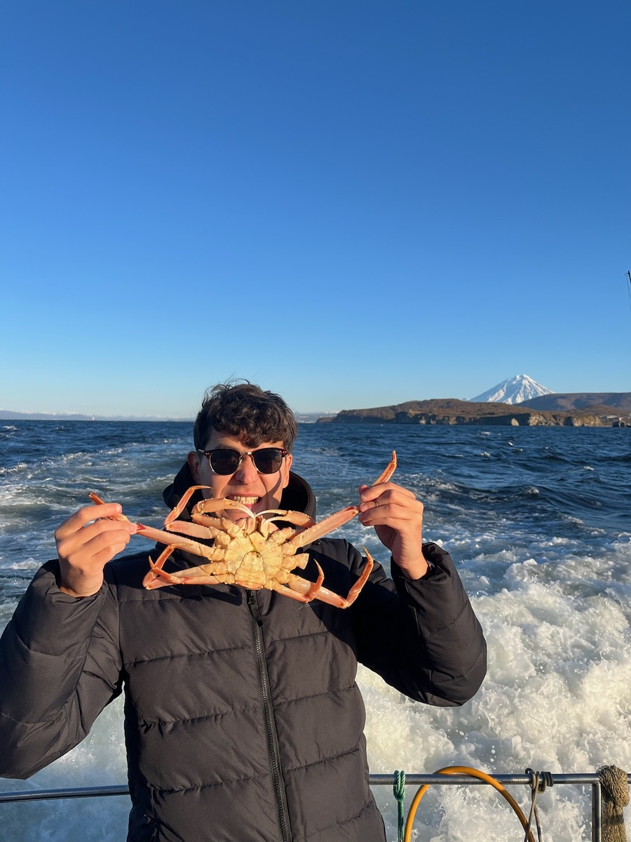 Фото для затравки. А пока автор дегустирует местные деликатесы с панорамным видом на вулканы