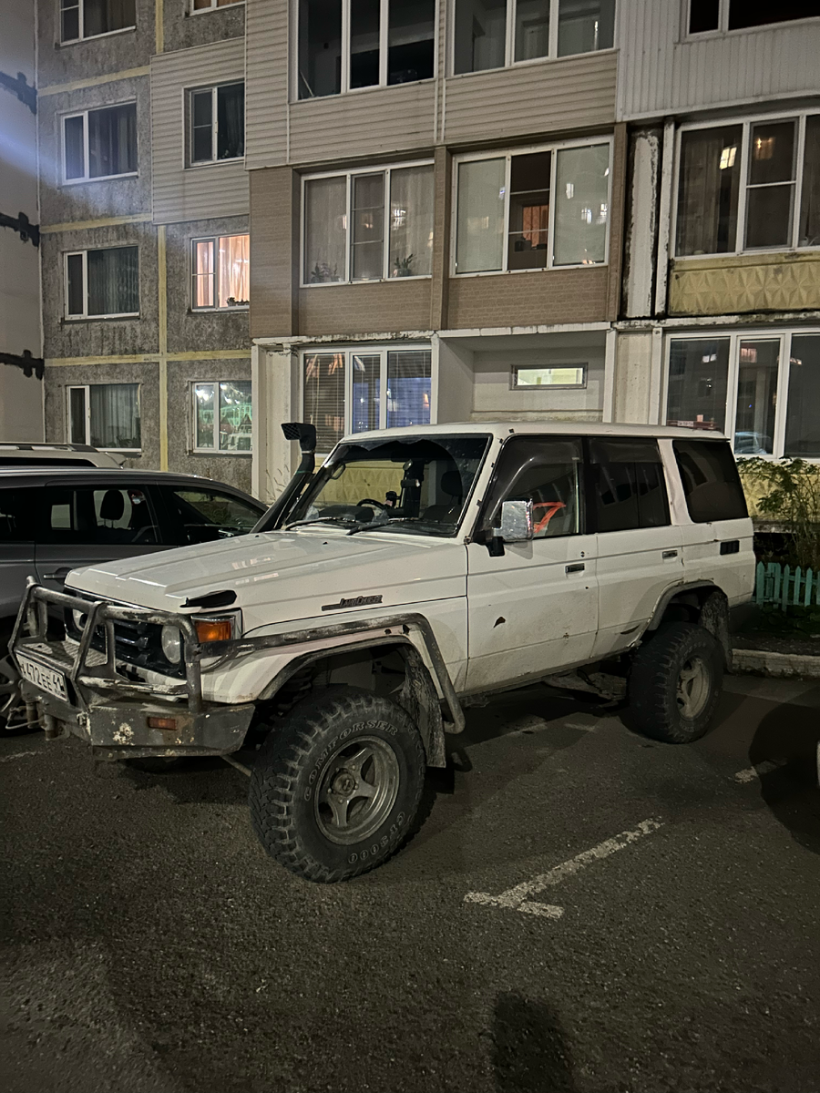 Начнем сразу с "боевых" экземпляров. 70й крузак на силовом бампере