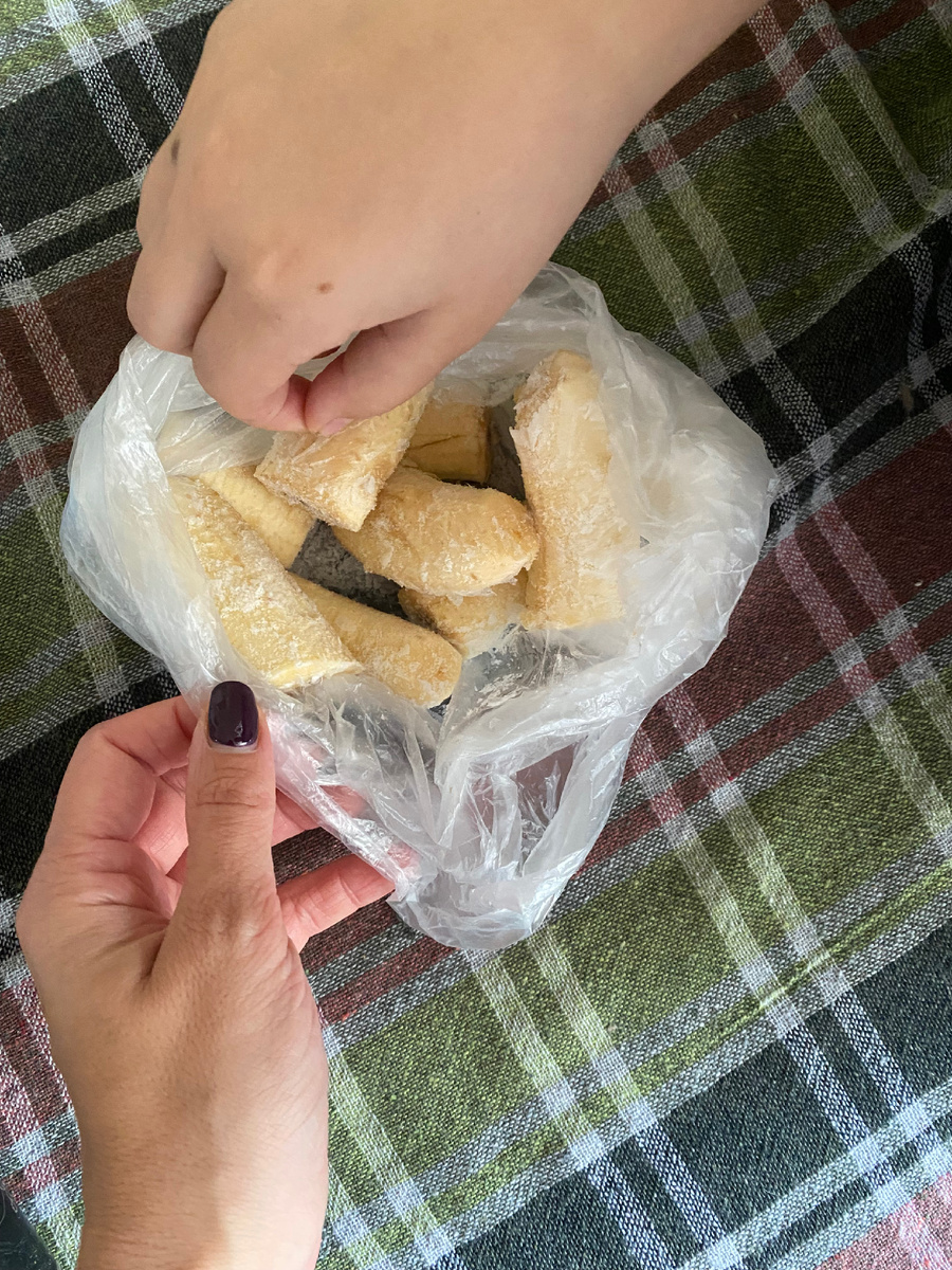 Достали из морозилки бананы