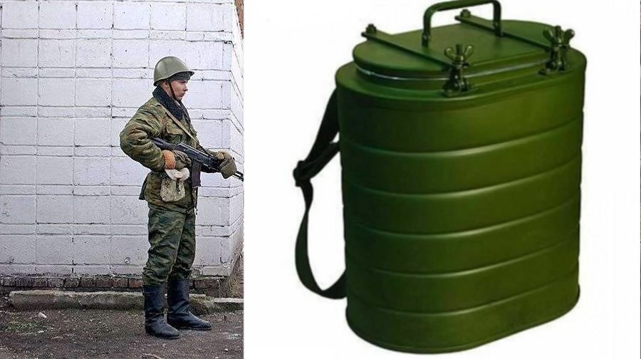 ТВН (термос войсковой носимый) — именно в таких бочках на привозили пищу в карауле.