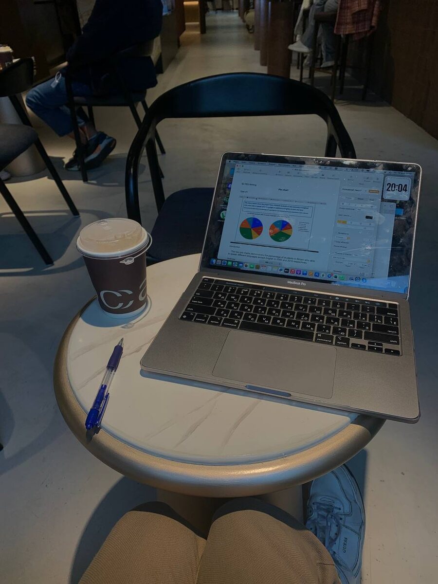 Мой «рабочий стол». Для подготовки мне хватило одного блокнота и ноутбук.