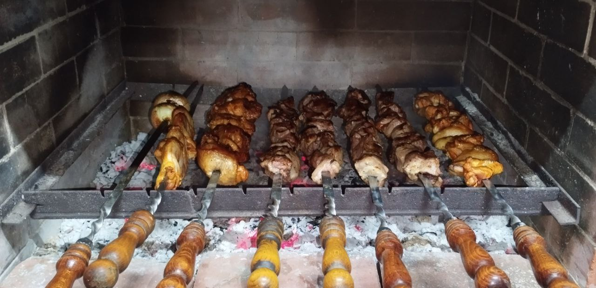 Жарится курица и свинина