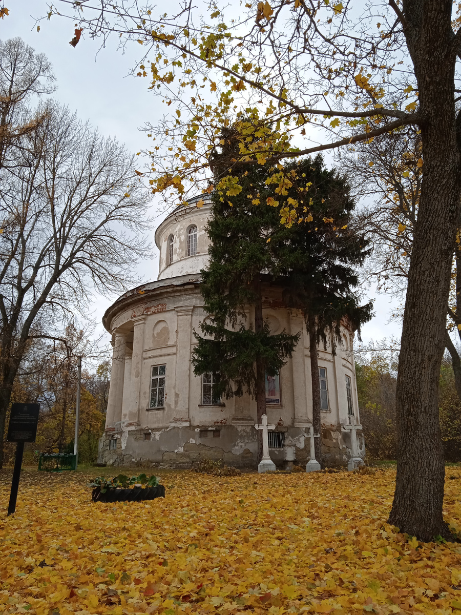 Вряд ли и во времена усадьбы и во времена санатория вход был здесь...
