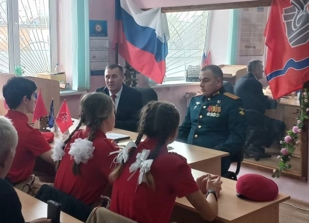    Герой России Николай Пархоменко из Новотроицка встретился с юнармейцами Кристина Просвиркина