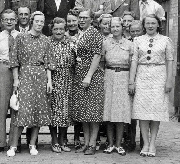 фото из интернета 1938 год Вот так одевались женщины в городе