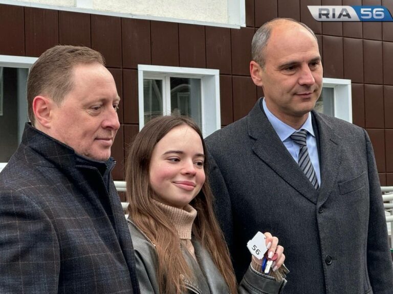    В Оренбурге Денис Паслер вручил ключи от квартир участникам долевого строительства Андрей Севостьянов