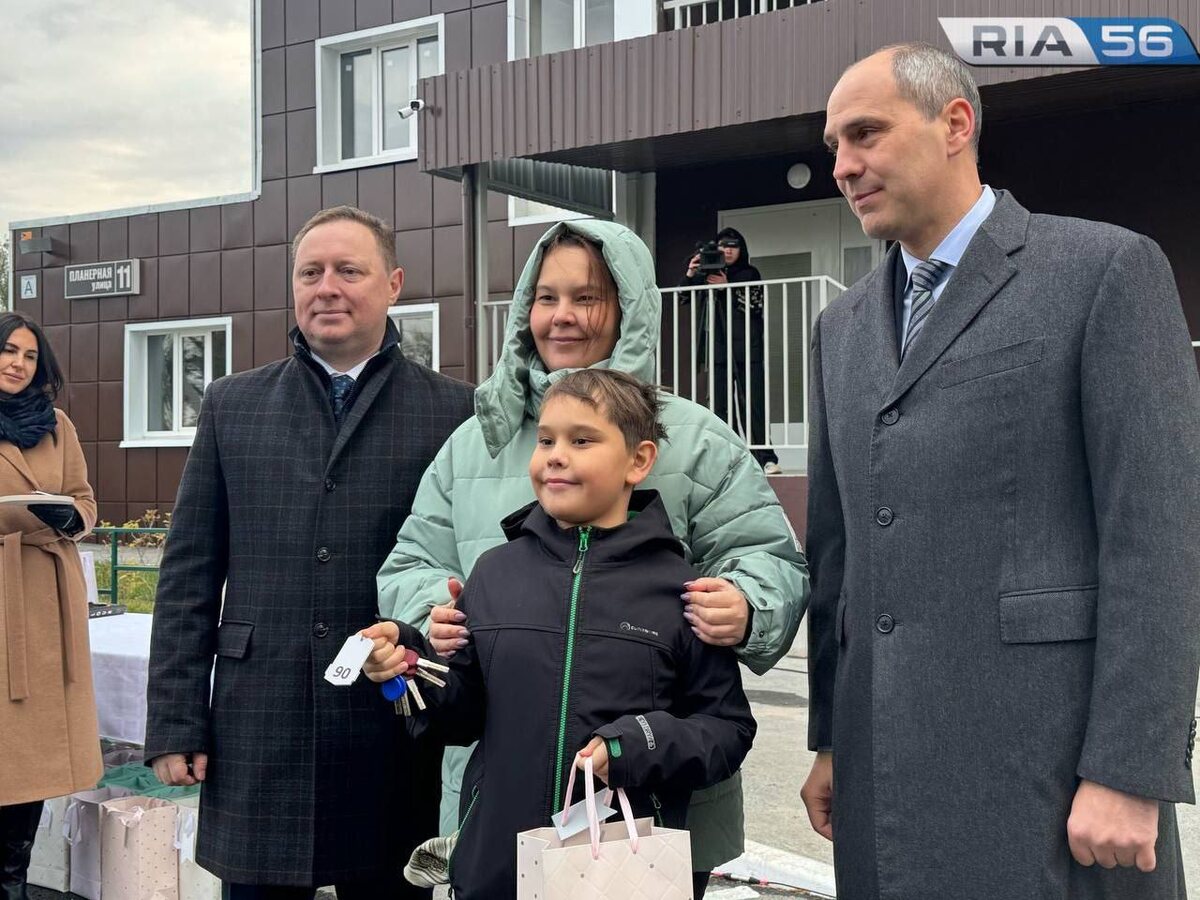  📷    В Оренбурге Денис Паслер вручил ключи от квартир участникам долевого строительства Андрей Севостьянов