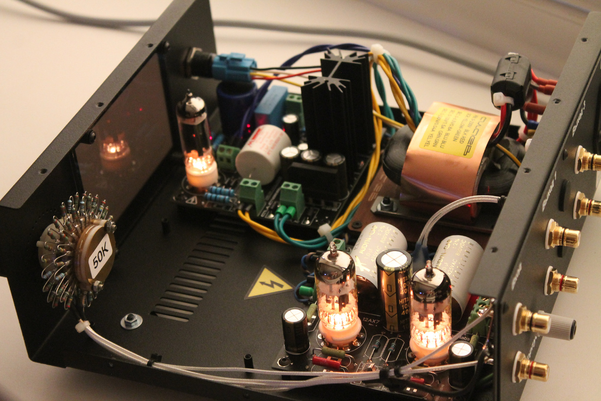 Простой ламповый предварительный усилитель на ECC82/12AU7