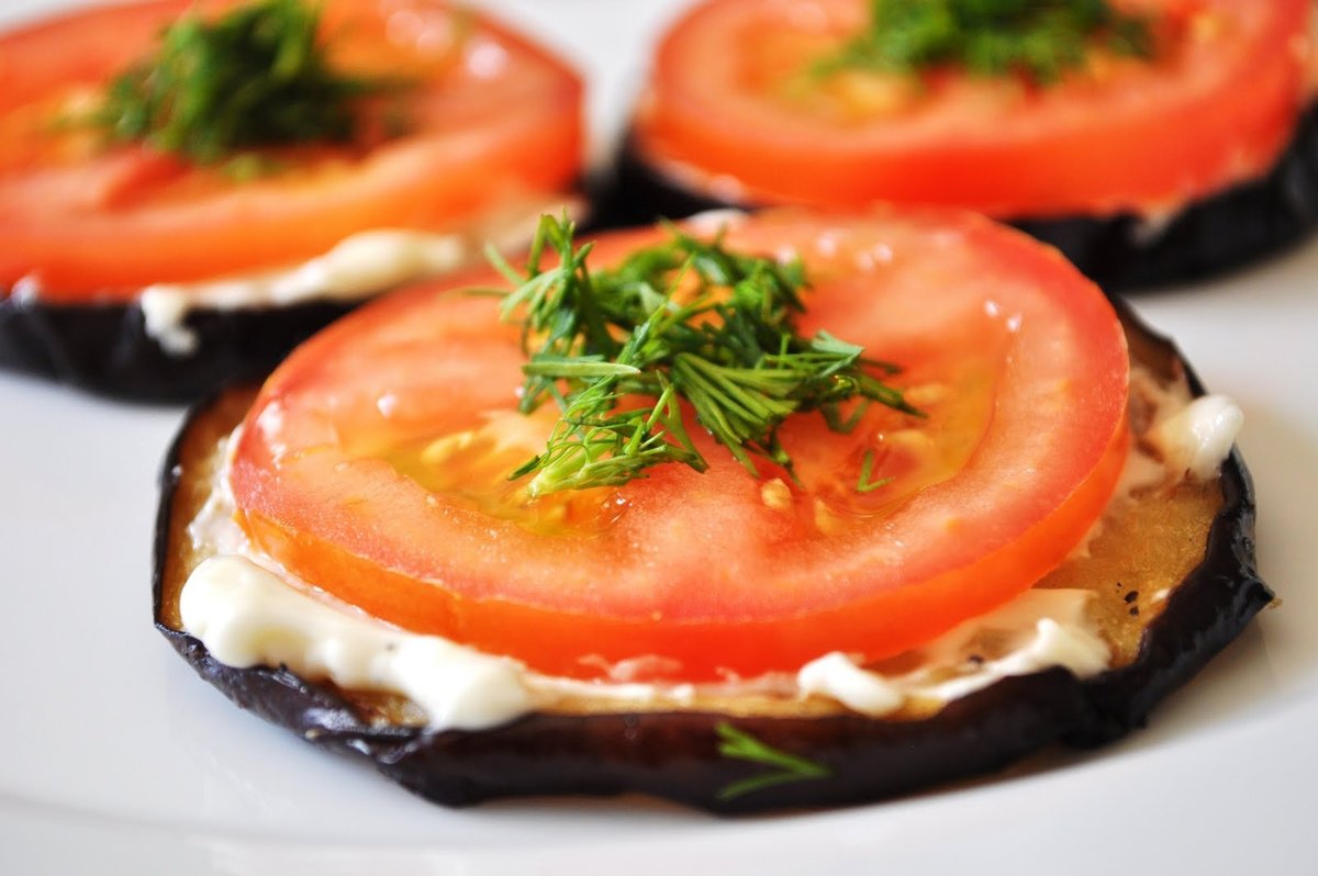 Баклажанчик, да с помидорочкой...что может быть вкуснее?! 