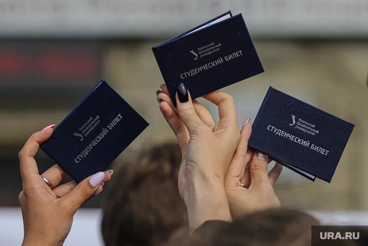 За хорошее итоговое сочинение можно получить сразу несколько баллов. Фото: Размик Закарян © URA.RU