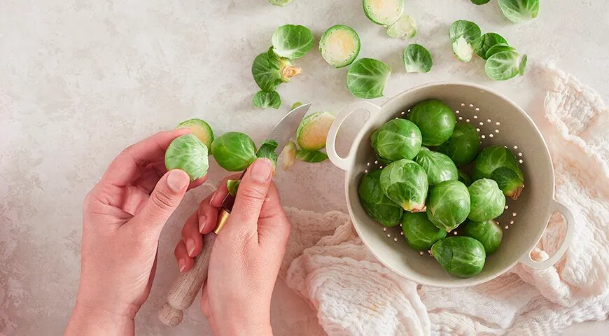   У брюссельской капусты нужно прежде всего отрезать кочерыжку (Shutterstock/FOTODOM)