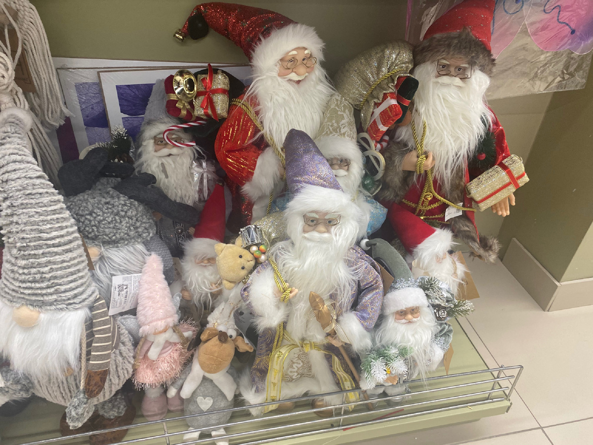 Новогодние персонажи уже вовсю поселились на магазинных полках 