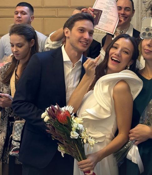 Избранницей актера стала Алина Бородина