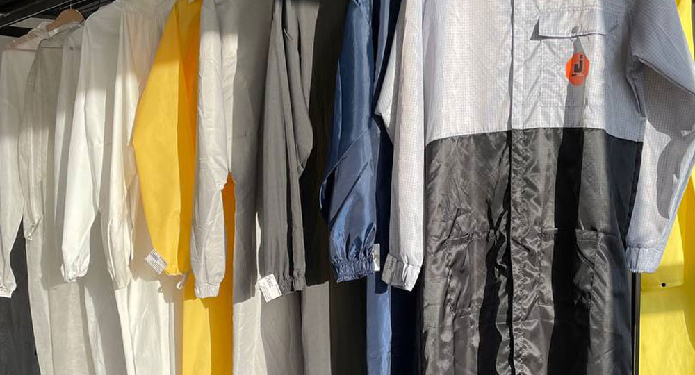 Современные защитные костюмы играют важную роль в обеспечении безопасности и комфорта работников, особенно в условиях неблагоприятной погоды