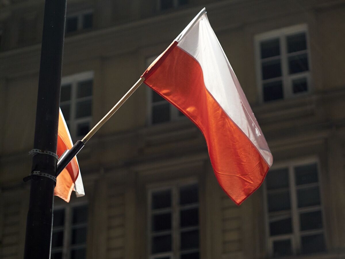    Флаг Польши, ВаршаваCC BY-SA 2.0 / James Petts / Night flag
