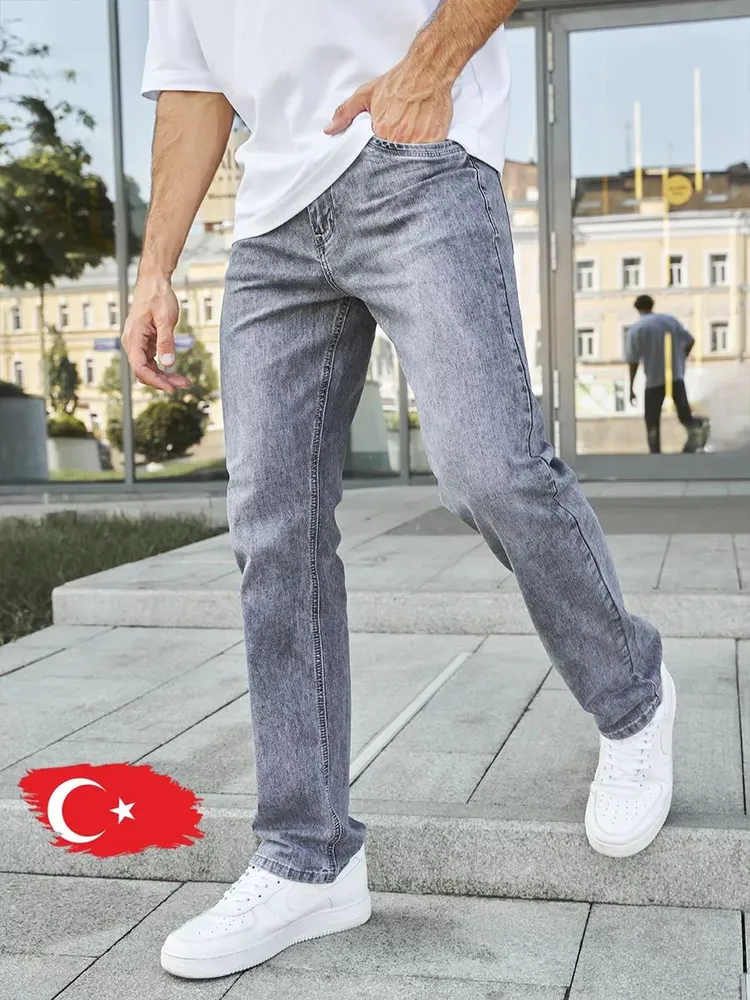 Летний вариант. Если у него в гардеробе все джинсы черные, это может стать достойным компромиссом. Джинсы по факту чуть темнее чем на фото, их невозможно назвать ни темными не светлыми, поэтому вариант удовлетворит всех. Посадка средняя, длина отличная, тянутся, средняя плотность (не супер тонкие), качественный замок. Рекомендую