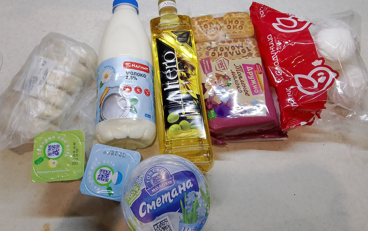 Взяла рыбные котлеты в рыбном магазине с тряской, дочка ну очень просила, в итоге не стала кушать, немного к чаю, были ещё Растишка питьевые йогурты, дети их сразу забрали, детский творожок для маленького малыша он у нас уже кушает по немного 