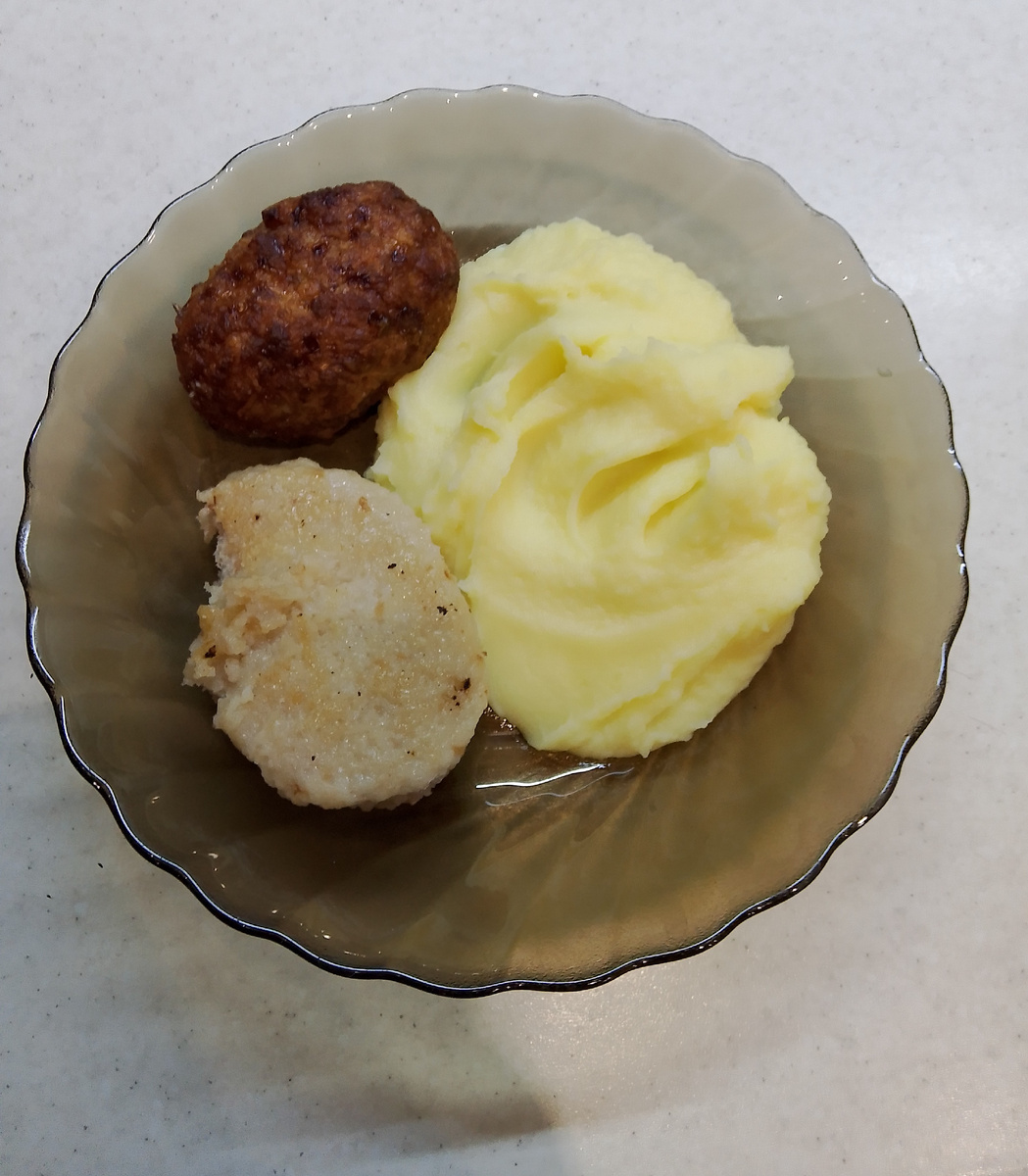 У рыбной котлеты немного край надломился 