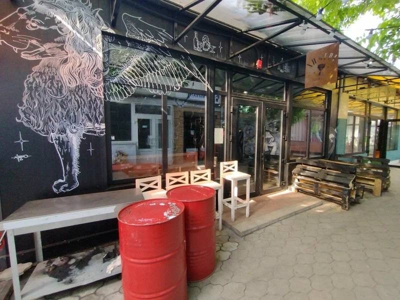 Рюмочная «Химера» расположена в уютном гастропространстве «Торговый Дворик» по адресу: ул. Красная, д.88