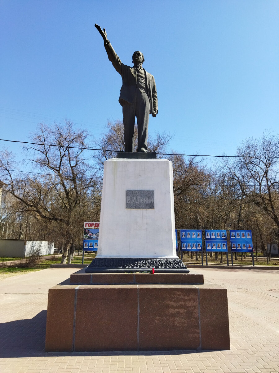 Тоже памятник Ленину в Ленинском районе Нижнего Новгорода. Это я 22 апреля цветочки положил. Фото автора (https://dzen.ru/a/YmJ_ji6ztgfggCjq)