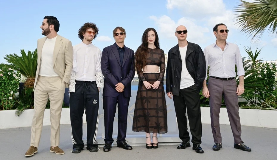 Ваче Товмасян, Марк Эйдельштейн, Шон Бэйкер, Майки Мэдисон, Юрий Борисов и Карен Карагулян на Каннском кинофестивале в 2024 году.