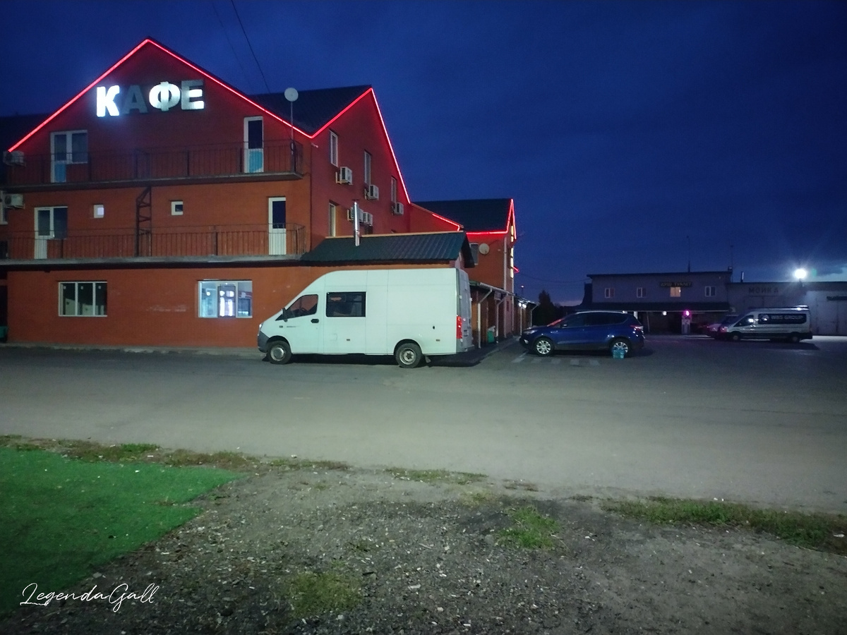 Балкон под надписью - наш