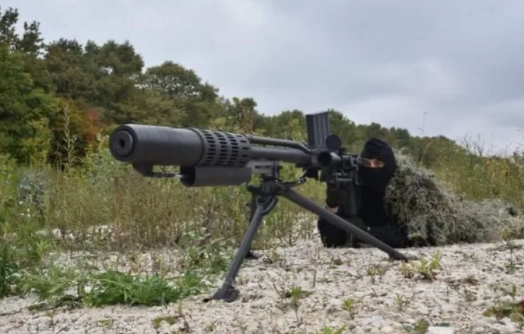 Сербский спецназовец целится в SARAC-99