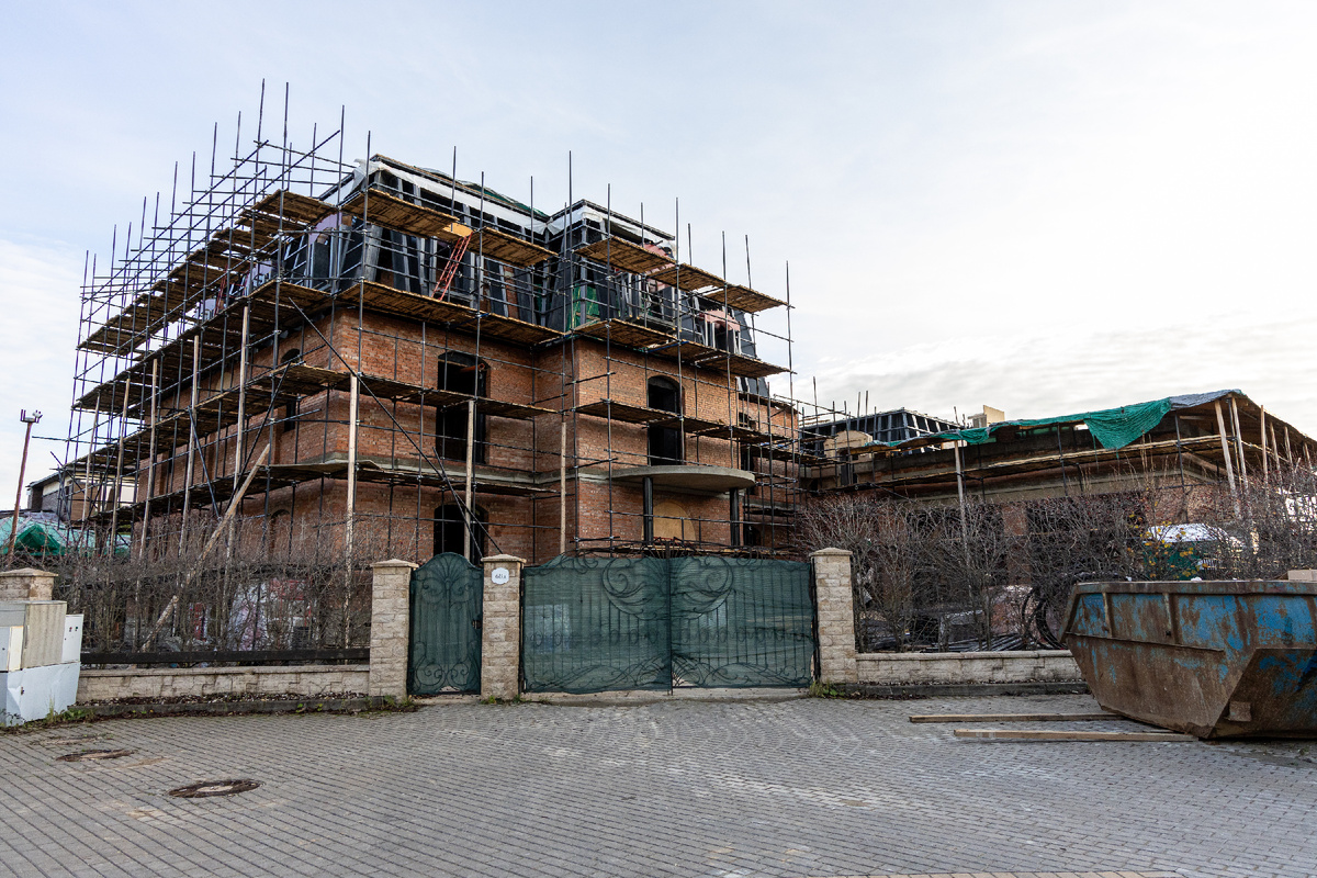 Группа Компаний "Роскошные дома". Строительство резиденции в Подмосковье с мансардным этажом в стеклокомпозитных конструкциях