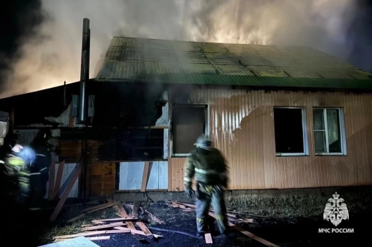    Из пожара в Башкирии спасли двоих человек, один погиб